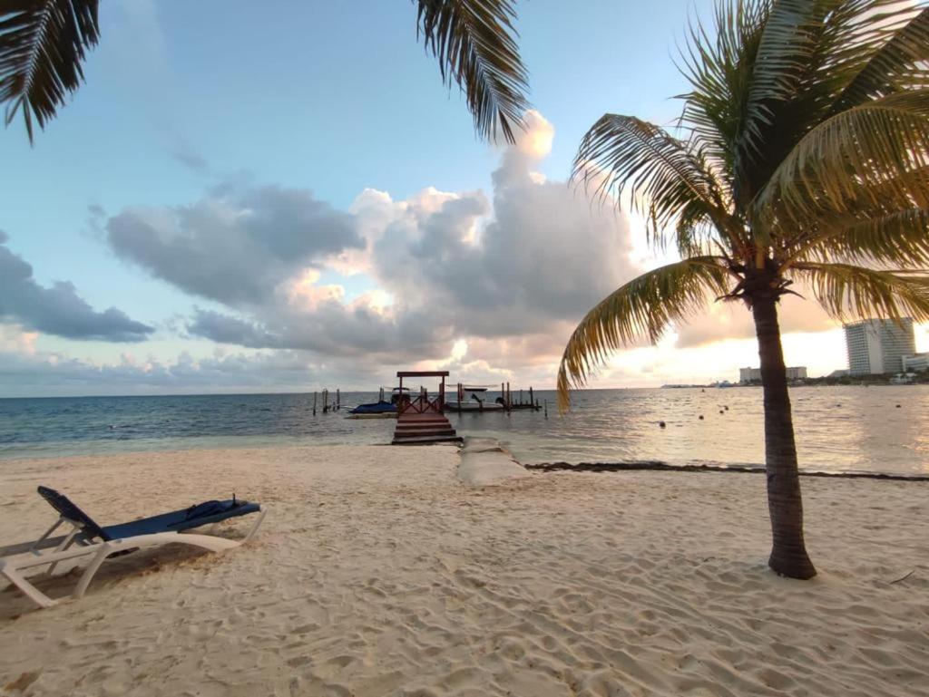 Front Beach Private Room With Shared Bathroom Cancun Exterior photo